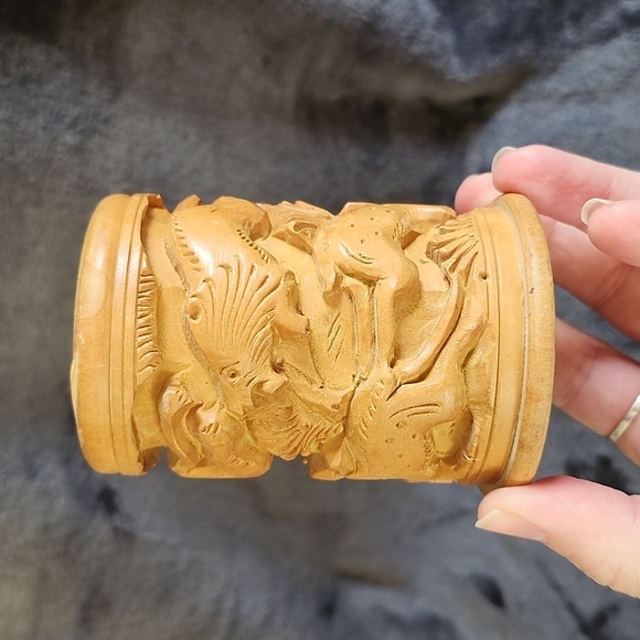 Hand carved animals in wooden pen pencil holder - Picture 3 of 6